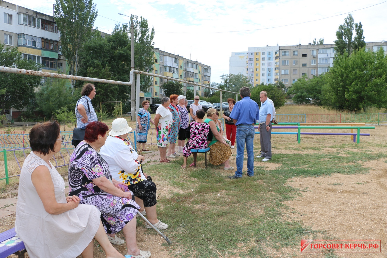 Глава муниципального образования провел встречу с жителями дома №3 на улице  Буденного — Официальный сайт Керченского городского совета